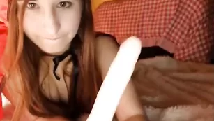 импозантная богиня Dulcemariaa в разных позах дрочит вагину