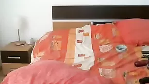 Сексуальная брюнетка mayahotty смачно трахает очко