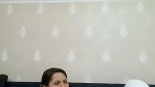 Смазливая малышка SensationSquirt трахает киску секс игрушкой