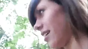 Русская сука CrazyDaisy трахается в подъезде