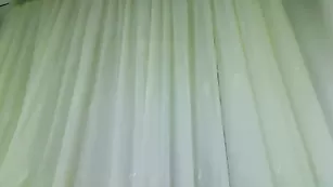 Симпатичная брюнетка Ambrosio мастурбирует секс игрушкой