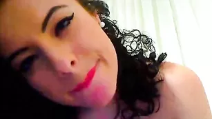 Симпатичная брюнетка Ambrosio мастурбирует секс игрушкой