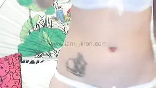 Татуированная курва SensualDreams69 дрочит бритую киску