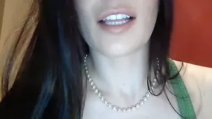 Зачетная малышка Cleo классно сует пальцы в пилотку