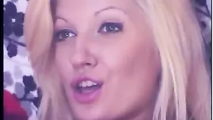 Смазливая красотка Laurika теребит киску пальчиками