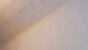 Мокрая сучка petittegabrielle бесподобно показывает попку