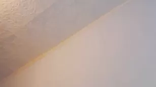 Мокрая сучка petittegabrielle бесподобно показывает попку