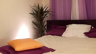 Темноволосая краля AliceTriKiss общается во фри чате