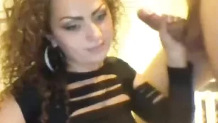 Кудрявая телочка EsmeraldaStar сделала минет и трахнулась