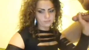 Кудрявая телочка EsmeraldaStar сделала минет и трахнулась