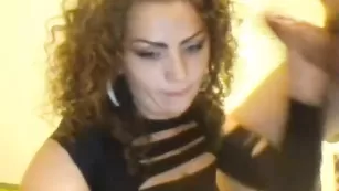 Кудрявая телочка EsmeraldaStar сделала минет и трахнулась