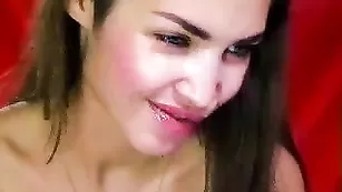 Захватывающая дама xXBrighteyesXx теребит вагину и облизывает пальчики