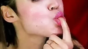 Захватывающая дама xXBrighteyesXx теребит вагину и облизывает пальчики