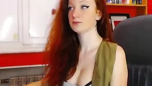 Рыжая богиня Ginger E демонстрирует большие сиськи