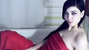 Роскошная малышка Cute Lora трахает бритые дырочки