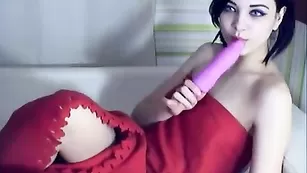 Роскошная малышка Cute Lora трахает бритые дырочки