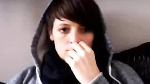 Шальная брюнетка norma_us мастурбирует волосатую пизду