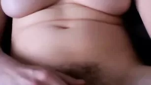 Шальная брюнетка norma_us мастурбирует волосатую пизду