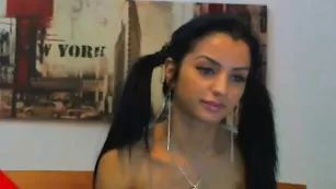 Юная шлюшка nicolebella заводит своими утехами