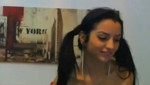 Юная шлюшка nicolebella заводит своими утехами