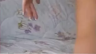 Дивная малышка kaprisya ласкает бритые отверстия