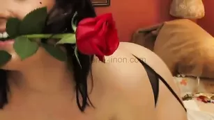 Изумительная стерва Annayyaa дрочит волосатую пиздц