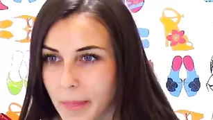 Шикарная кобыла Issa Bella смачно дрочит пизду