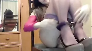 Красивая кобыла Dari роскошно трахает очко