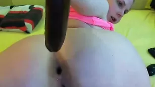 Симпатичная путана трахает анал секс игрушкой