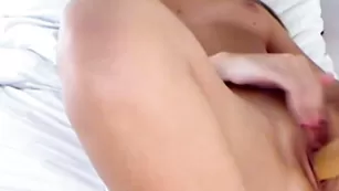 Красивая самочка Sharon ебется секс машиной