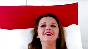 Красивая самочка Sharon ебется секс машиной