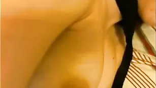 Жаркая брюнеточка жестко мастурбирует анал фаллосом