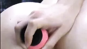 Безупречная телочка Silinda драит себя фаллосом