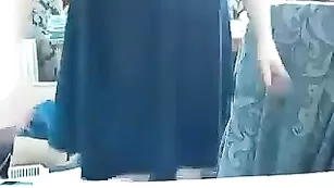 Красивая телочка MalibuBomb теребит пальчиками очко