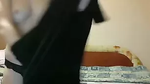 Соблазнительная проказница Allysweet ласкает натуральные сиськи