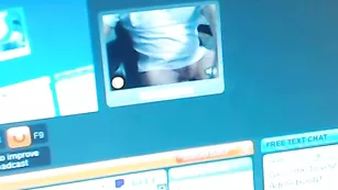 Жаркая цыпочка AdelieBooty ласкает бритую пизду