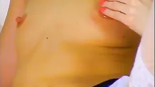 Блонда в чулках GlamourGal трахает розовые дырочки
