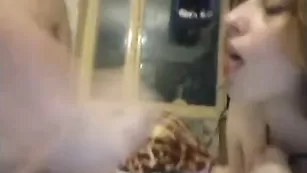 Сучка отсасывает член DinendFoxy и получает сперму на лицо