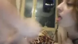 Сучка отсасывает член DinendFoxy и получает сперму на лицо