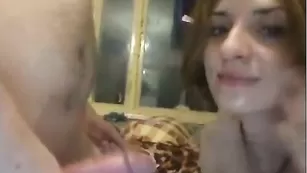 Сучка отсасывает член DinendFoxy и получает сперму на лицо