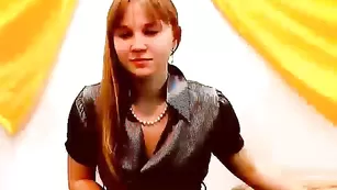 Смазливая малышка Delinna раздевается и трахает киску