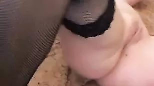 Смазливая путана arkansas бережно гладит киску