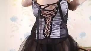 Шальная путана NaughtyLorelle дрочит пизду на старости лет