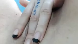 Шальная куколка shyprincess смачно теребит киску