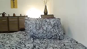 Знойная брюнеточка Anja трахает киску самотыком