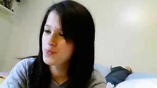 Темноволосая девка дрочит бритую пизду перед вебкой