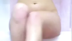 Экстравагантная паскуда NikkyBabe застенчиво оголяется на камеру