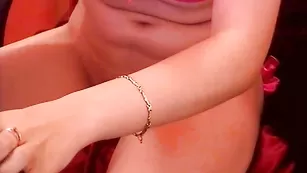 Молодая красотка Volary страстно дрочит пизду