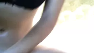 Солидная стерва Elini нежно теребит киску