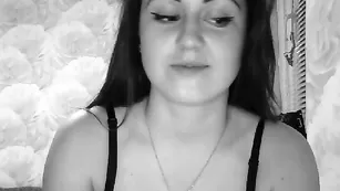 Солидная стерва Elini нежно теребит киску
